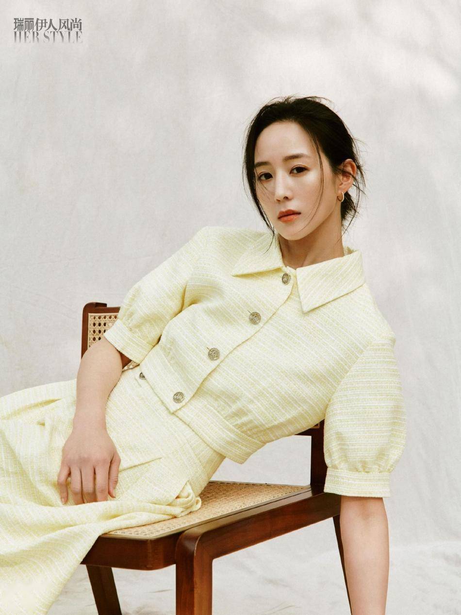 张钧甯晒春日美照,黑色深v长裙,女神范十足!_显得_作为一个_氛围