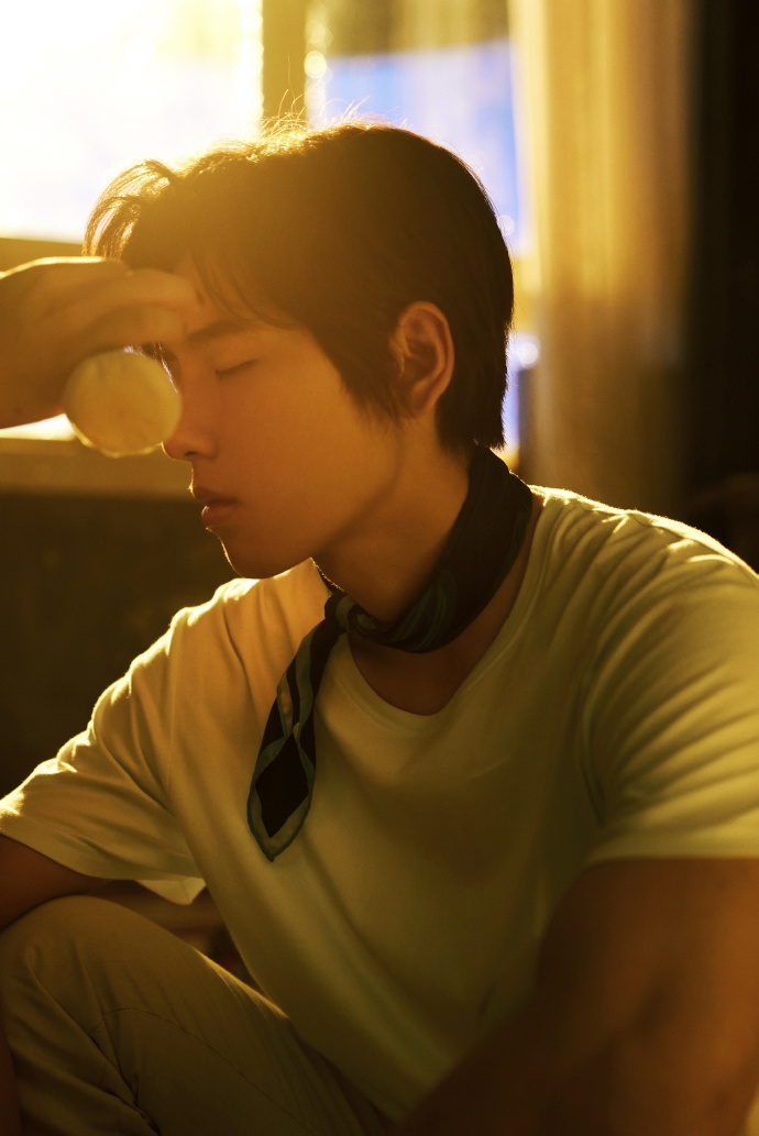 王子异超话91#异触吉发#捕捉@王子异片场的零星瞬息,当情感与爱被倾