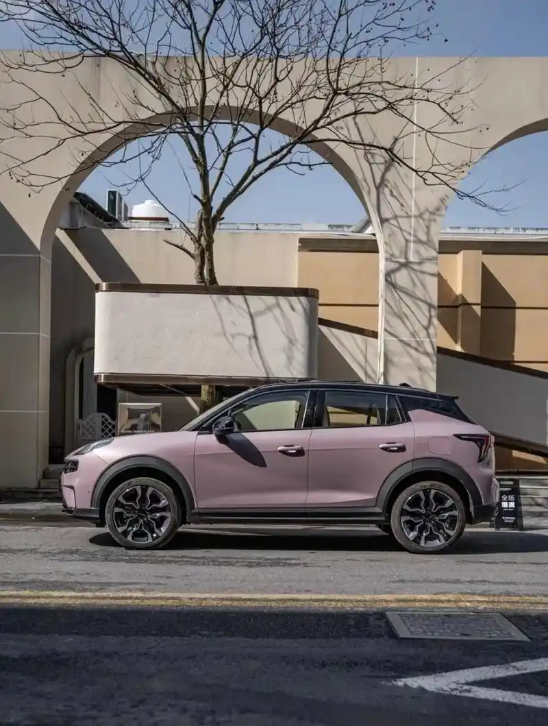 保时捷冰莓粉的高级感,还有80km超长待命续航… 都市插电混动车,直