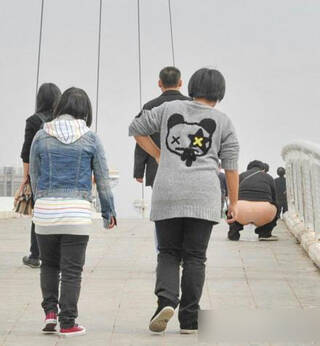 女游客厦门公园天桥上当众小便