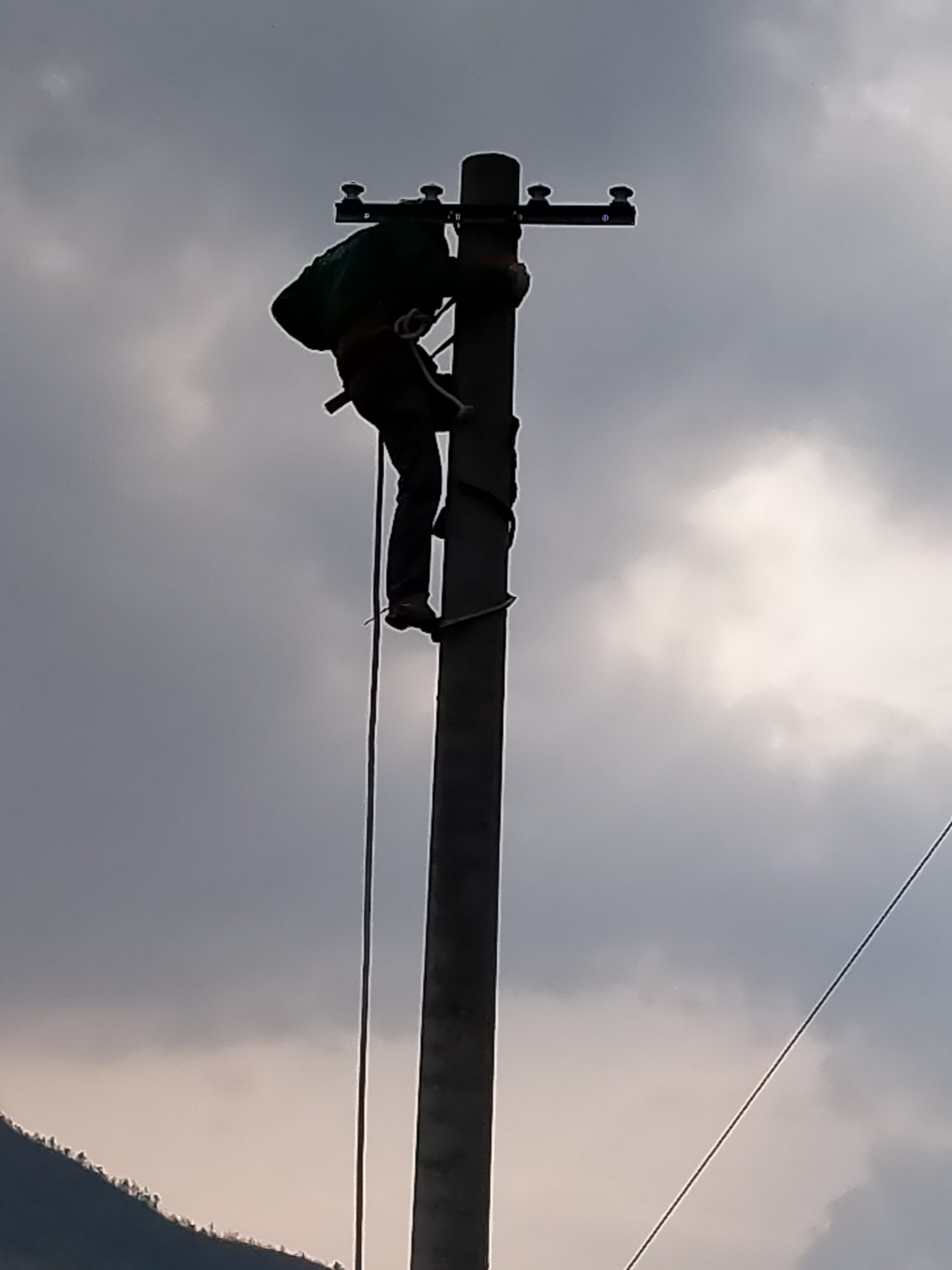 赣州兴国县兴国做户外低压电线招中工一名,敢爬电杆树活简单.每-鱼泡
