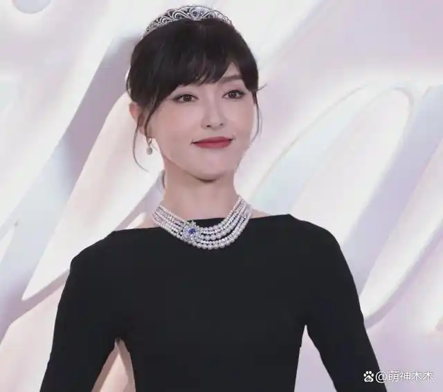 40岁唐嫣最新生图引热议苹果肌抢镜年龄感重网友感叹老了