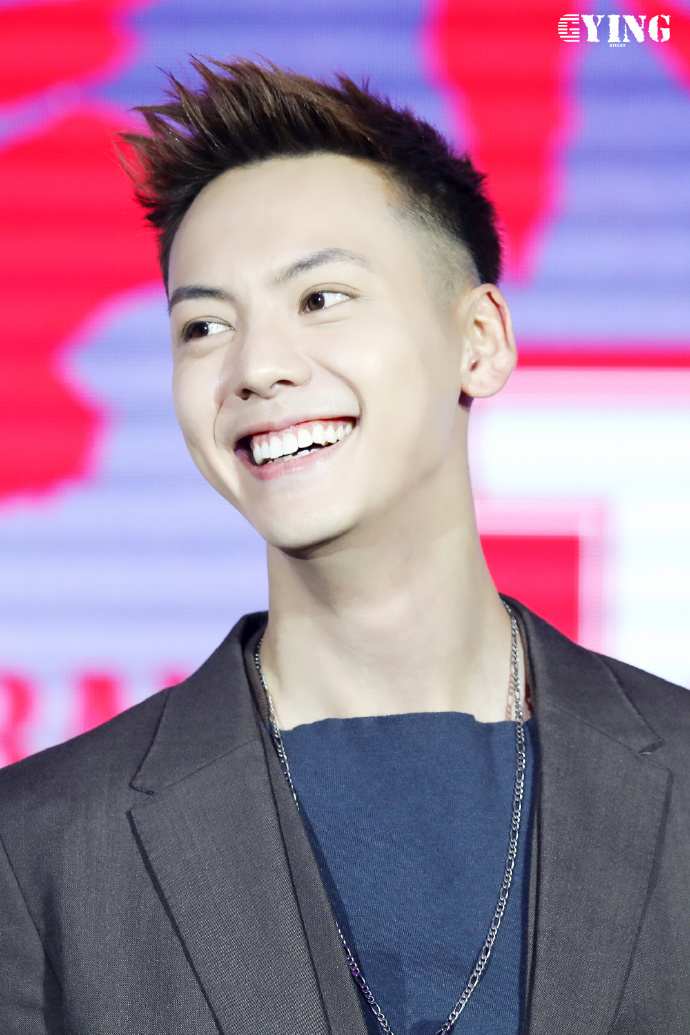 让陈伟霆用微笑为你带来冬日的温暖