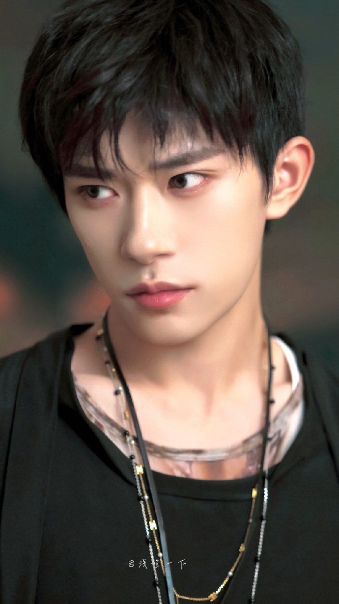 易烊千玺项链叠搭