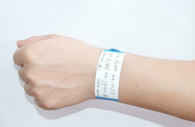 产妇住院后,手上腕带不同颜色有什么意义?大夫不说自己要知道