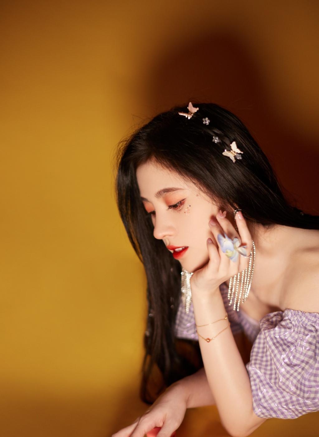 鞠婧祎紫色格子裙仙气写真图片