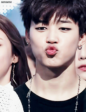 噘嘴朴智旻帅卖萌撩妹gif动图_动态图_表情包下载_soogif