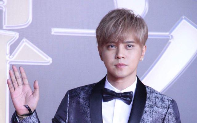 最近炎亚纶的前男友邱耀乐召开记者会时,炎亚纶突然带着6个工作人员和