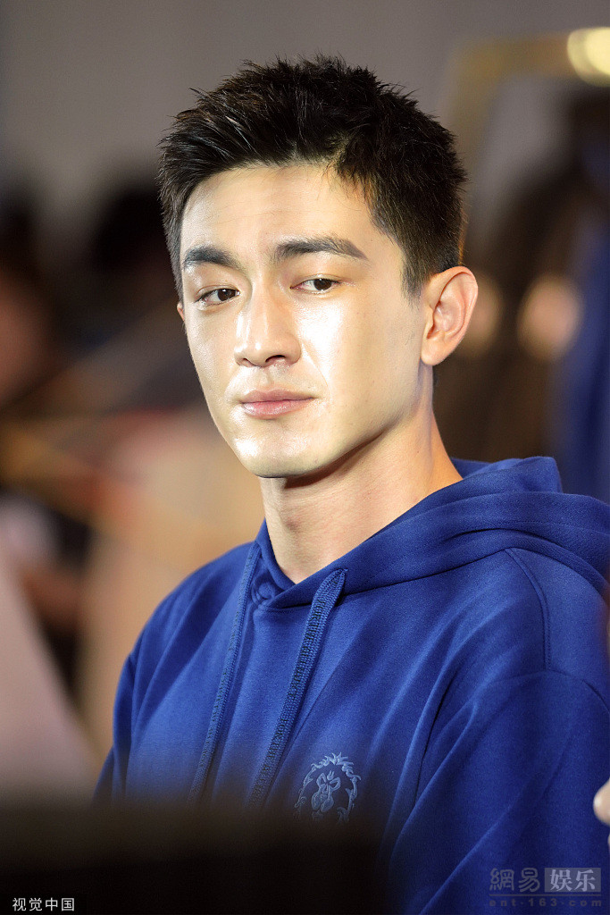 红蓝cp林更新生图能打万茜笑容甜美