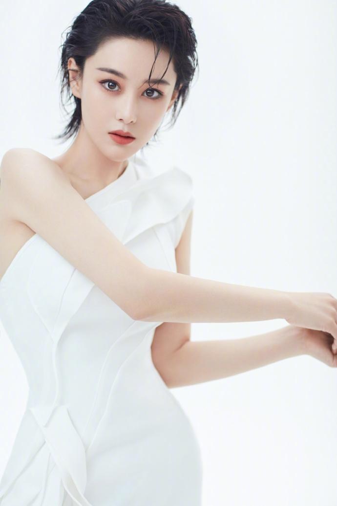 张馨予频营业,再晒干练自拍,明眸短发配烈焰红唇太撩人