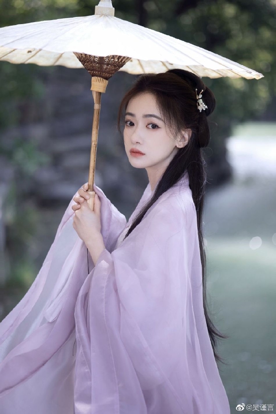 吴谨言分享紫衣古风造型河边撑伞回眸灵动仙气