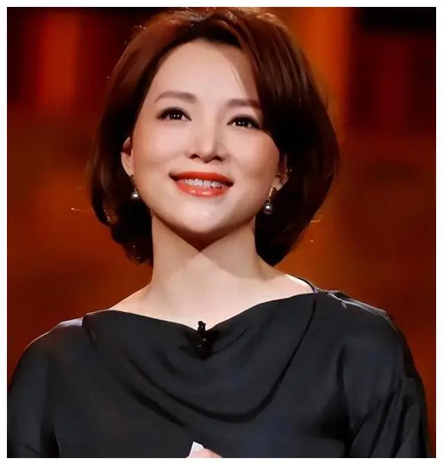 董卿憔悴带娃富豪老公欠债九亿曝移民美国躲避惩罚