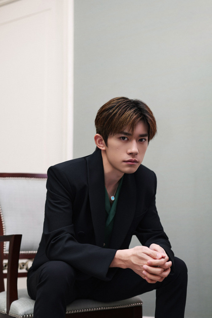 易烊千玺绿色衬衫黑西装造型##易烊千玺黑西装侧颜照