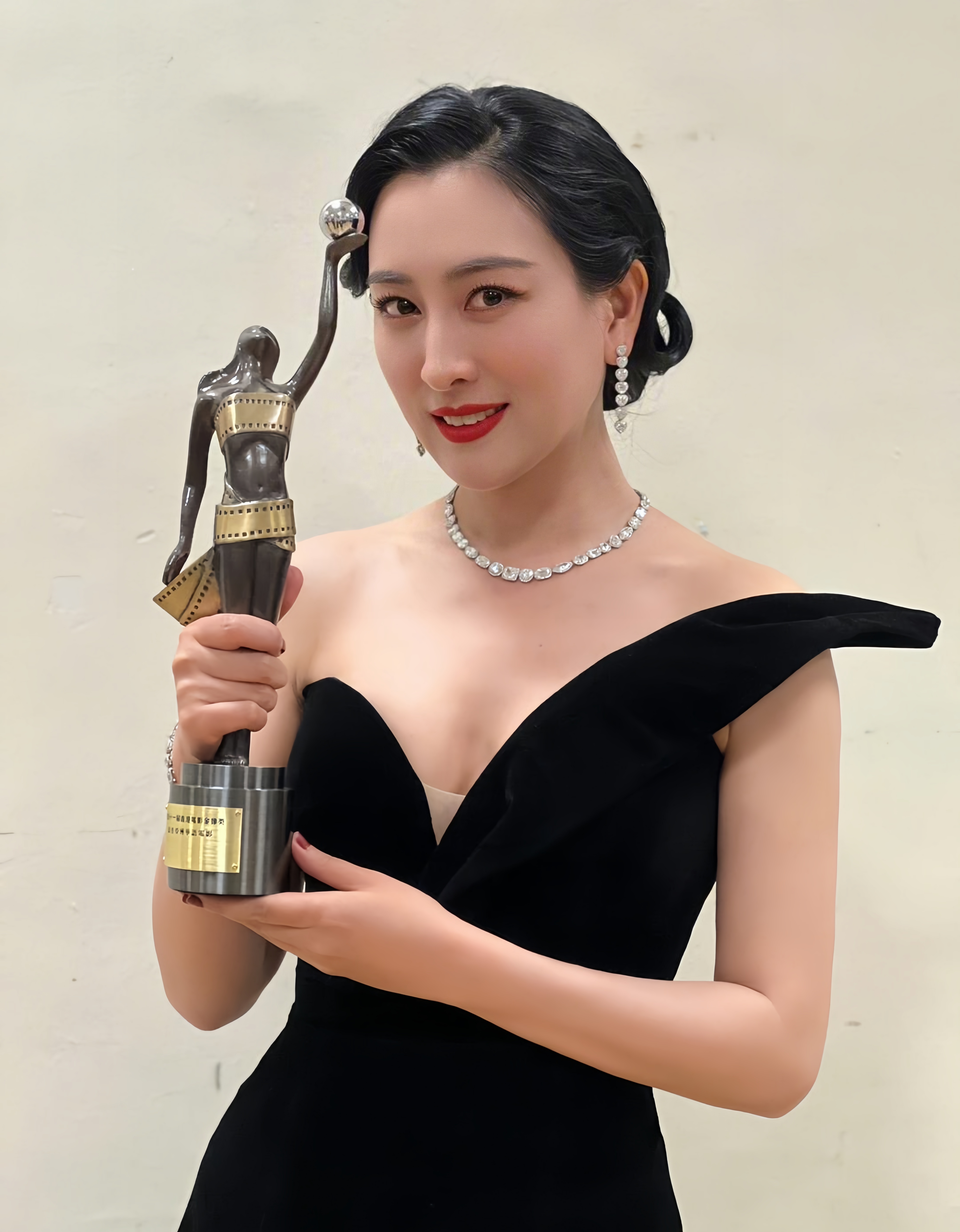 优雅高贵,性感迷人的马苏,穿抹胸礼服秀出凹凸感,弯腰瞬间太撩人!