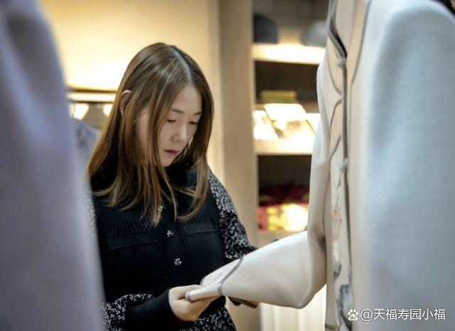 寿衣模特,竟然是个90后年轻小姑娘