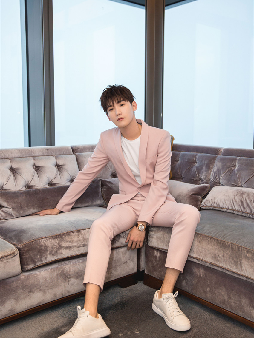 被邢昭林帅到穿浅粉色西装现身简约款式照样搭出高级感