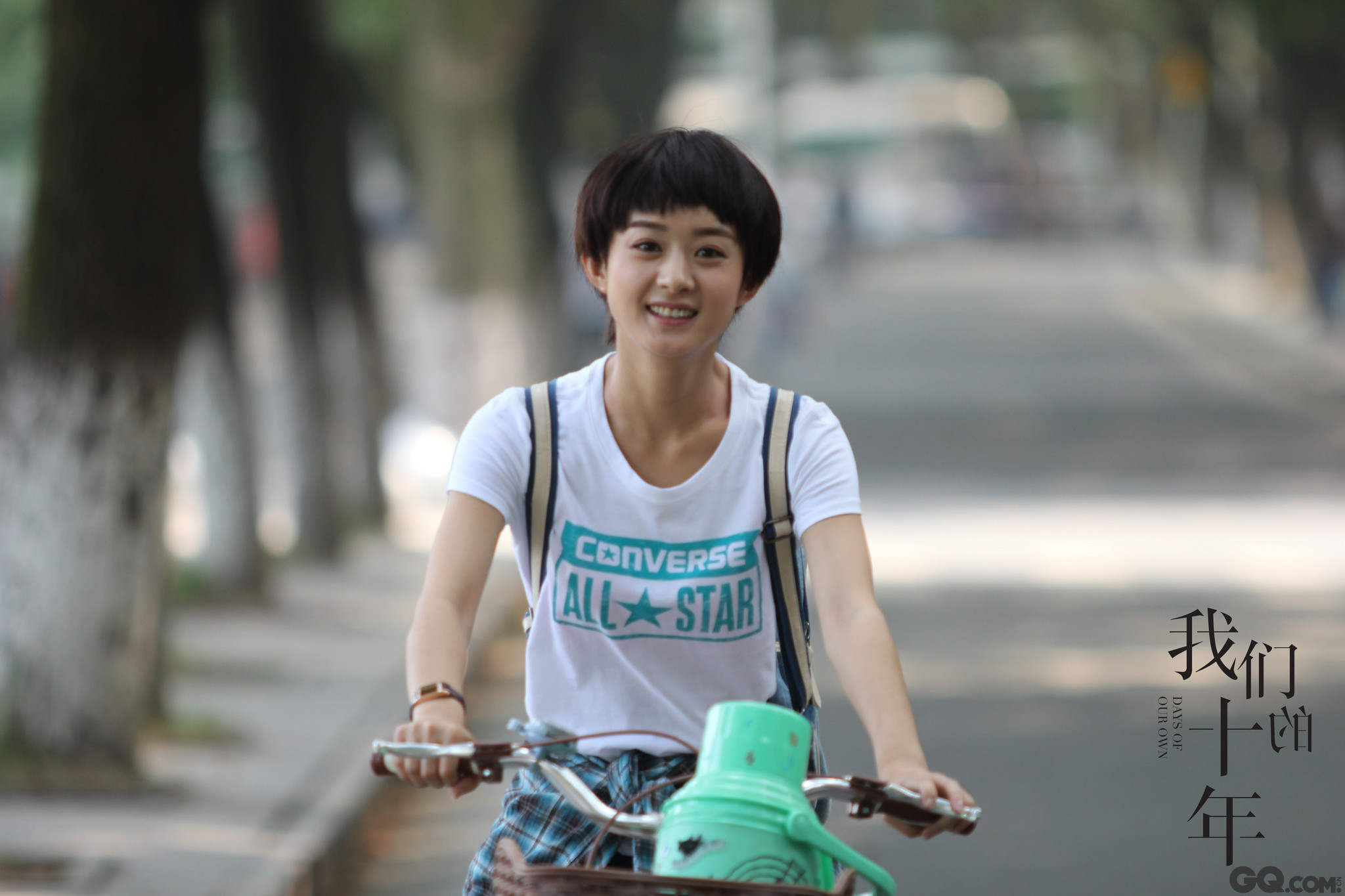 影片中十年前赵丽颖还是一人提三壶热水的短发假小子,十年后她长发