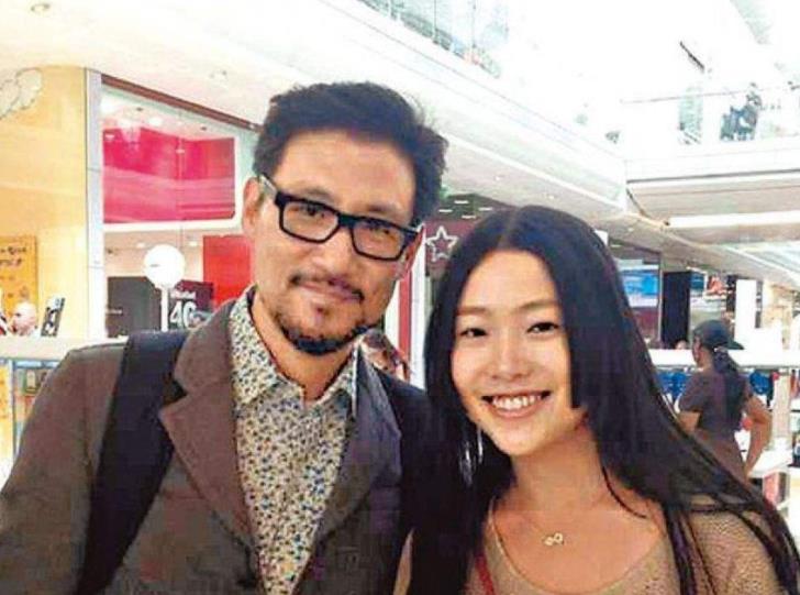 成为幕后,婚后,两人生下了两个女儿张瑶华和张瑶萱,现在大女儿已经18