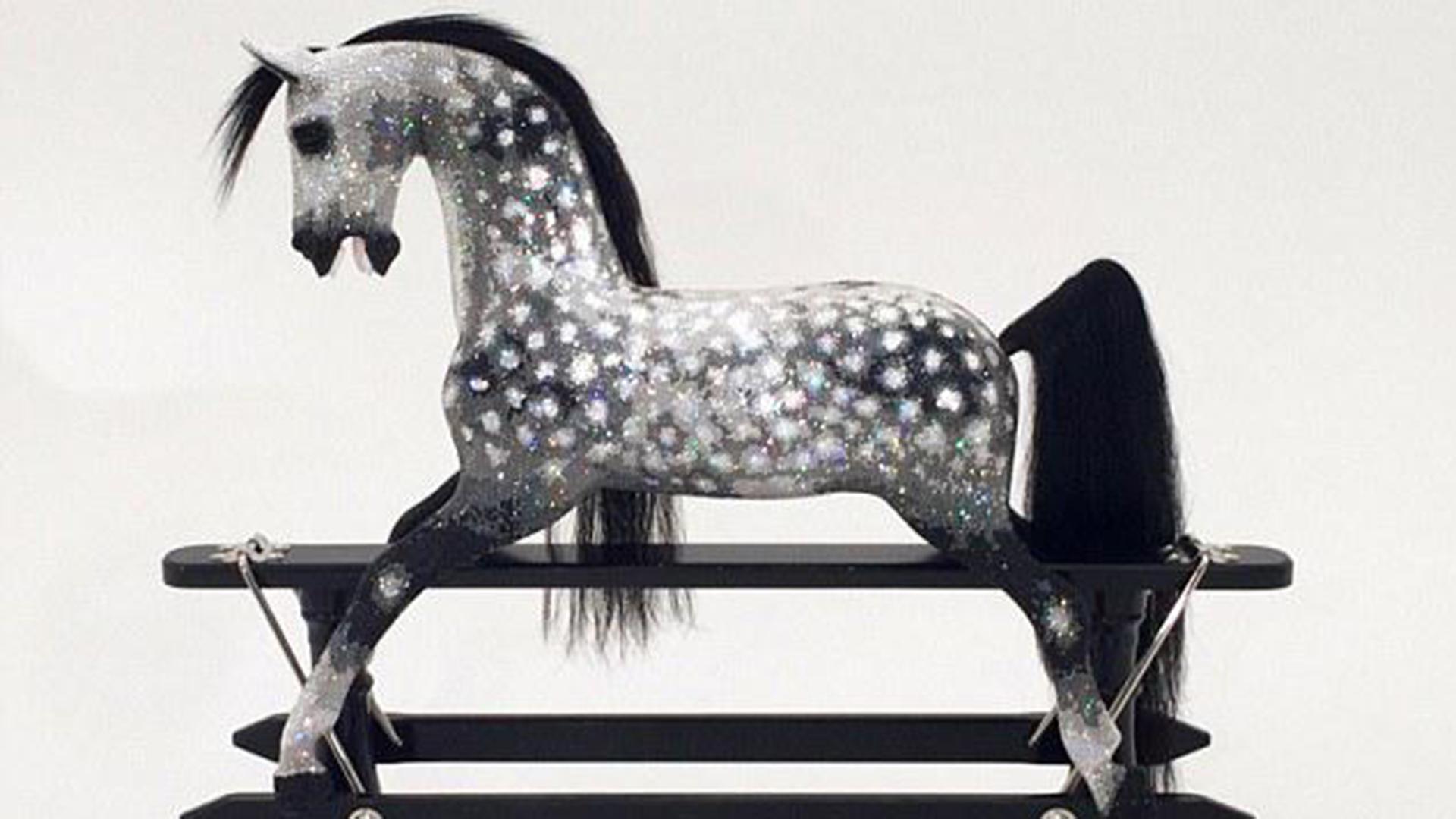 8.2万颗水晶镶嵌摇马价值百万,号称"世界最贵玩具"