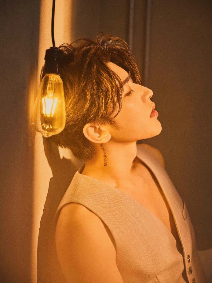 蔡徐坤超话复古光影映射绝美侧影,放纵肆意心情～帅哥多来点#易姐in