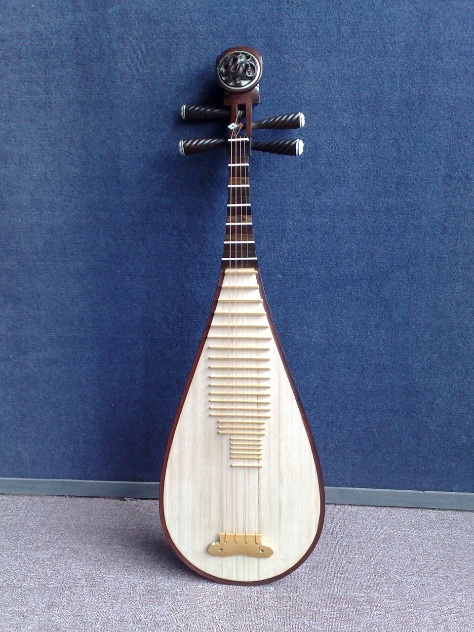 横式,如:筝(古筝和转调筝),古琴,扬琴和独弦琴等;竖式,如:琵琶,阮