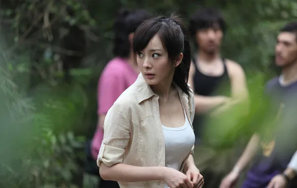 拍了一部电影叫【孤岛惊魂】当时青春靓丽的杨幂身穿比基尼出镜真的是