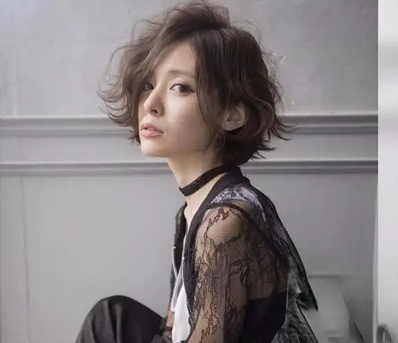 外翘卷扣短发烫发 2021流行短烫发发型