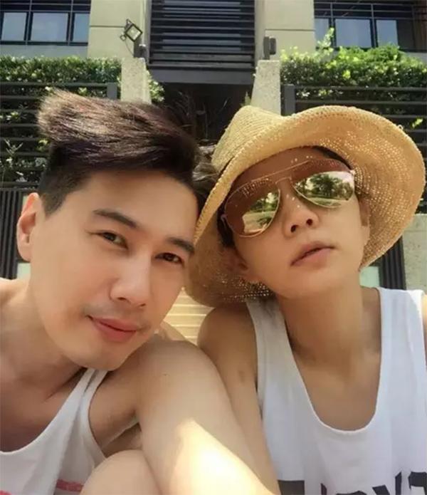 儿 在她平时的自拍中 她和老公赖斯翔的爱巢经常出现