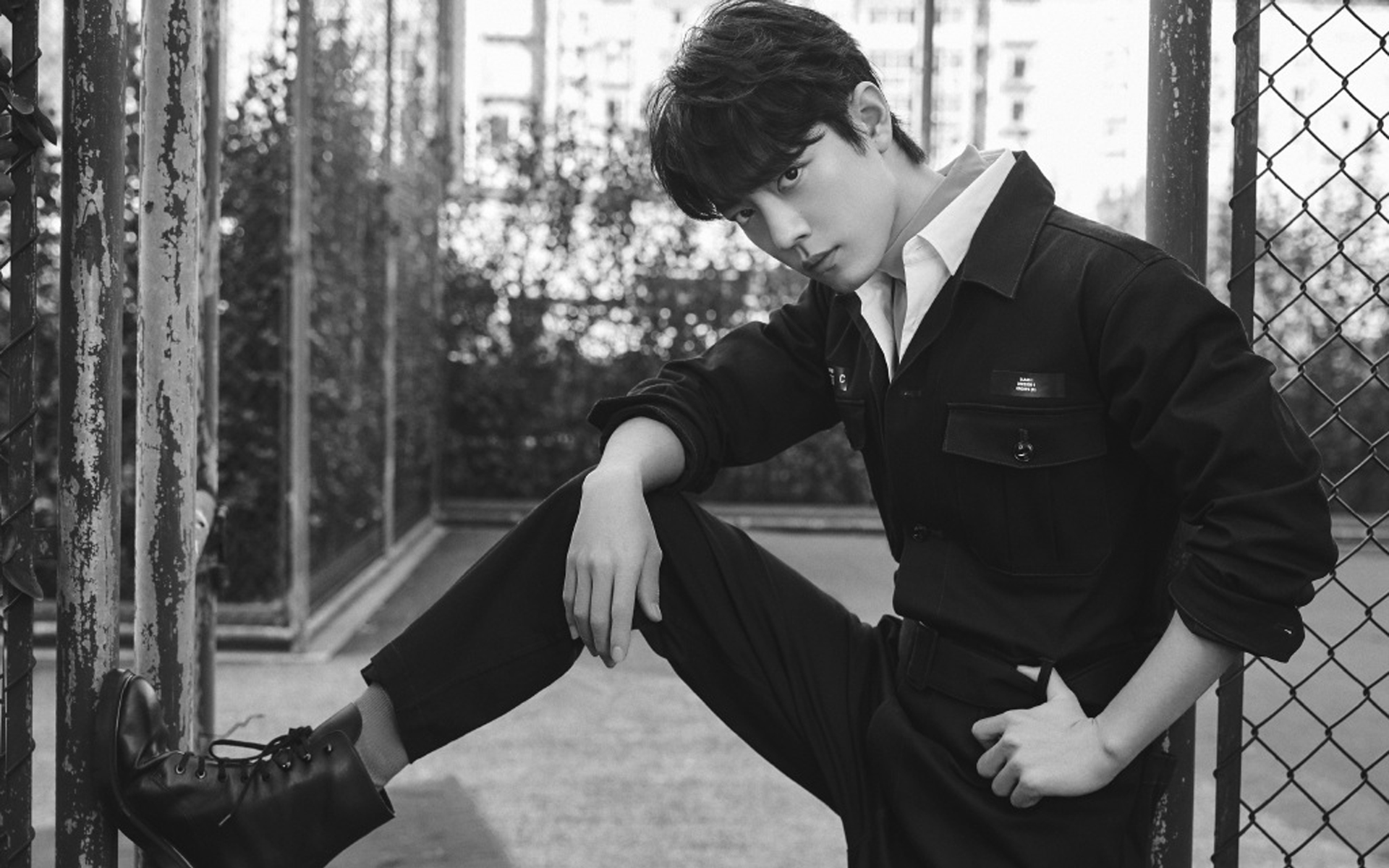 肖战冷峻帅气写真桌面壁纸