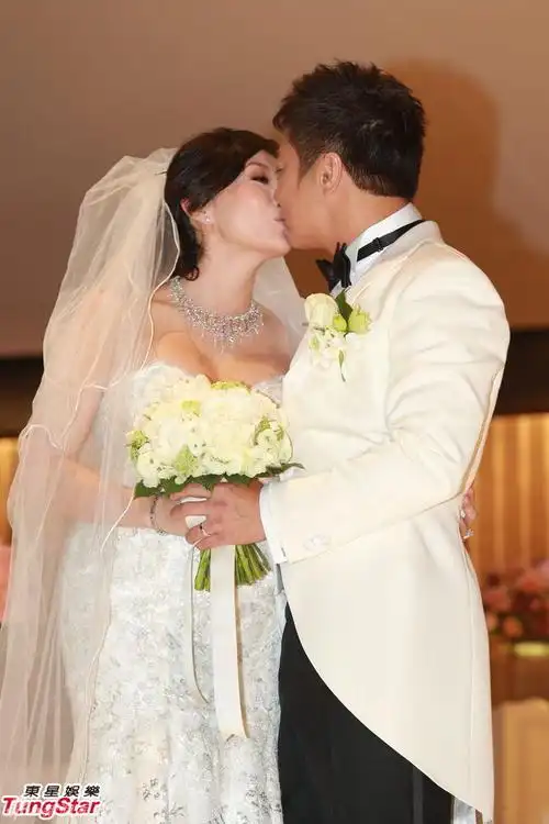 钱嘉乐汤盈盈大婚 新娘巨乳大肚与新郎热吻(图)