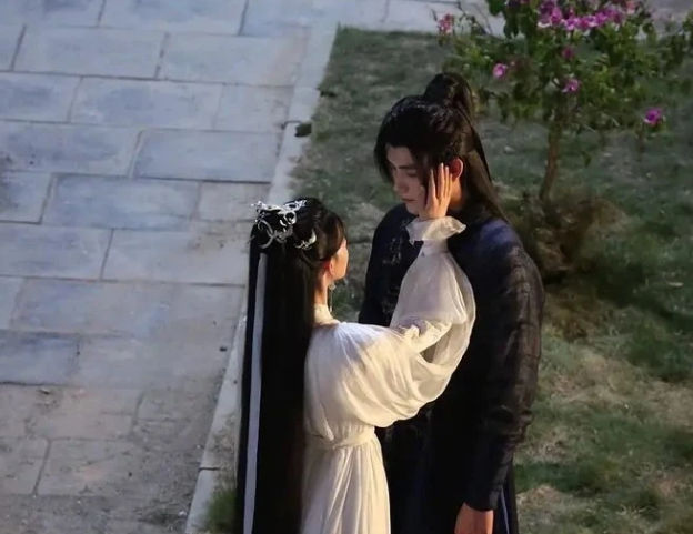 最近一张《皓衣行》的路透照就引起了不少剧粉尤其是cp粉的大量不满