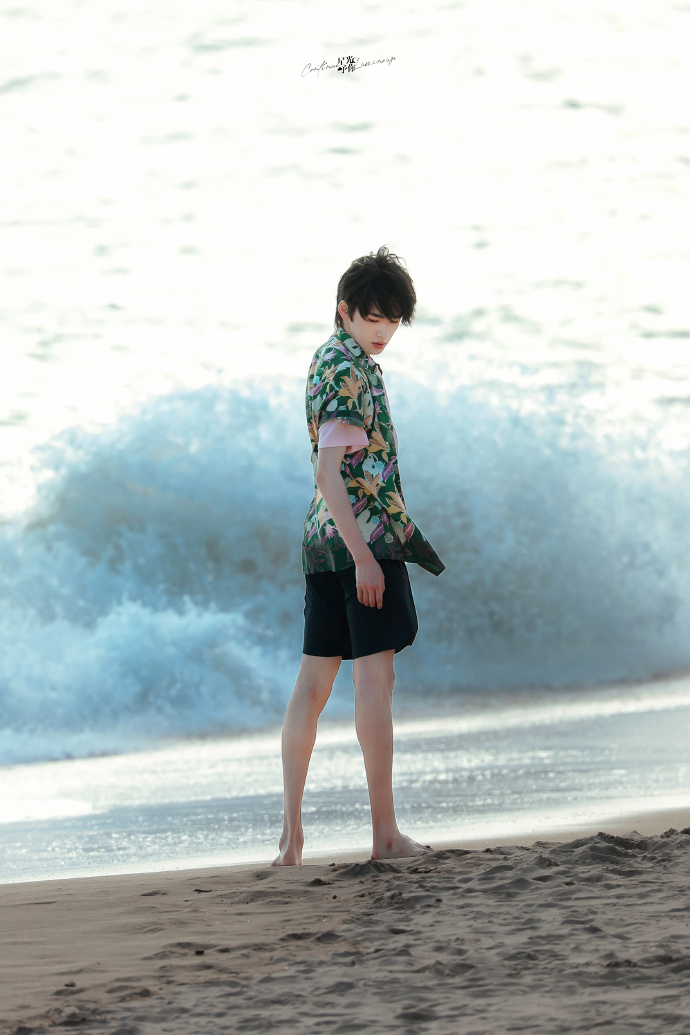 宋亚轩被埋在沙滩里##时代少年团今日海边路透##宋亚轩我们的客栈