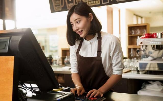 超市收银员二选一,上海阿姨battle东北阿姨,谁会胜出?