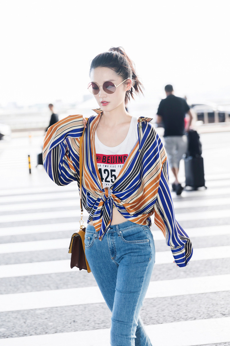 李沁清新休闲机场照图片_明星_美桌网