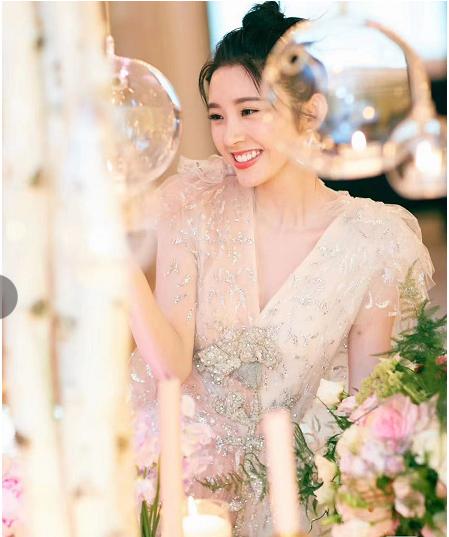 赌王千金何超莲,窦骁大婚!新中式礼服好美,明星婚纱礼服大盘点