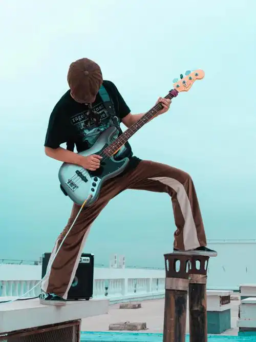 摄影天台的贝斯手