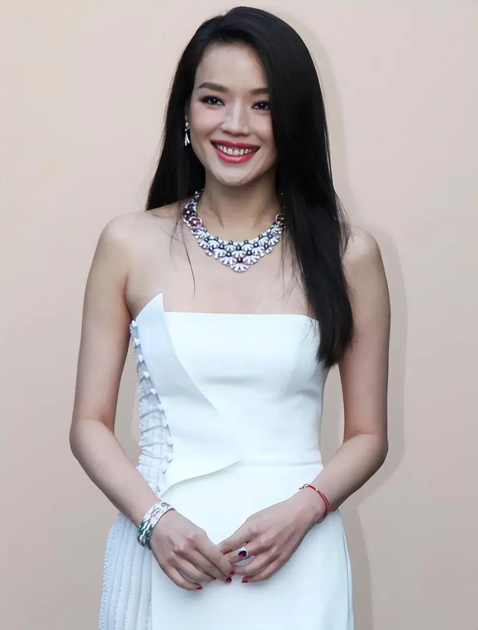 舒淇穿黄裙身材凹凸有致 妆容大气浓烈眼神温柔_时尚_艺术_展现