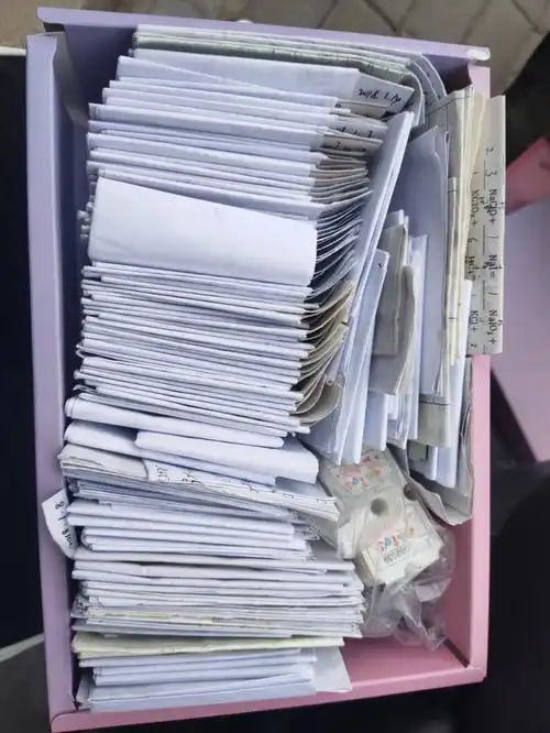 每一天都会收到彼此的一封小情书94到现在为止已经收藏了两箱了 这