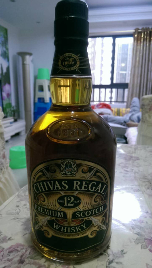 我家有一瓶芝华士君威洋酒在家接近快20年了以前朋友在国外带回送给家