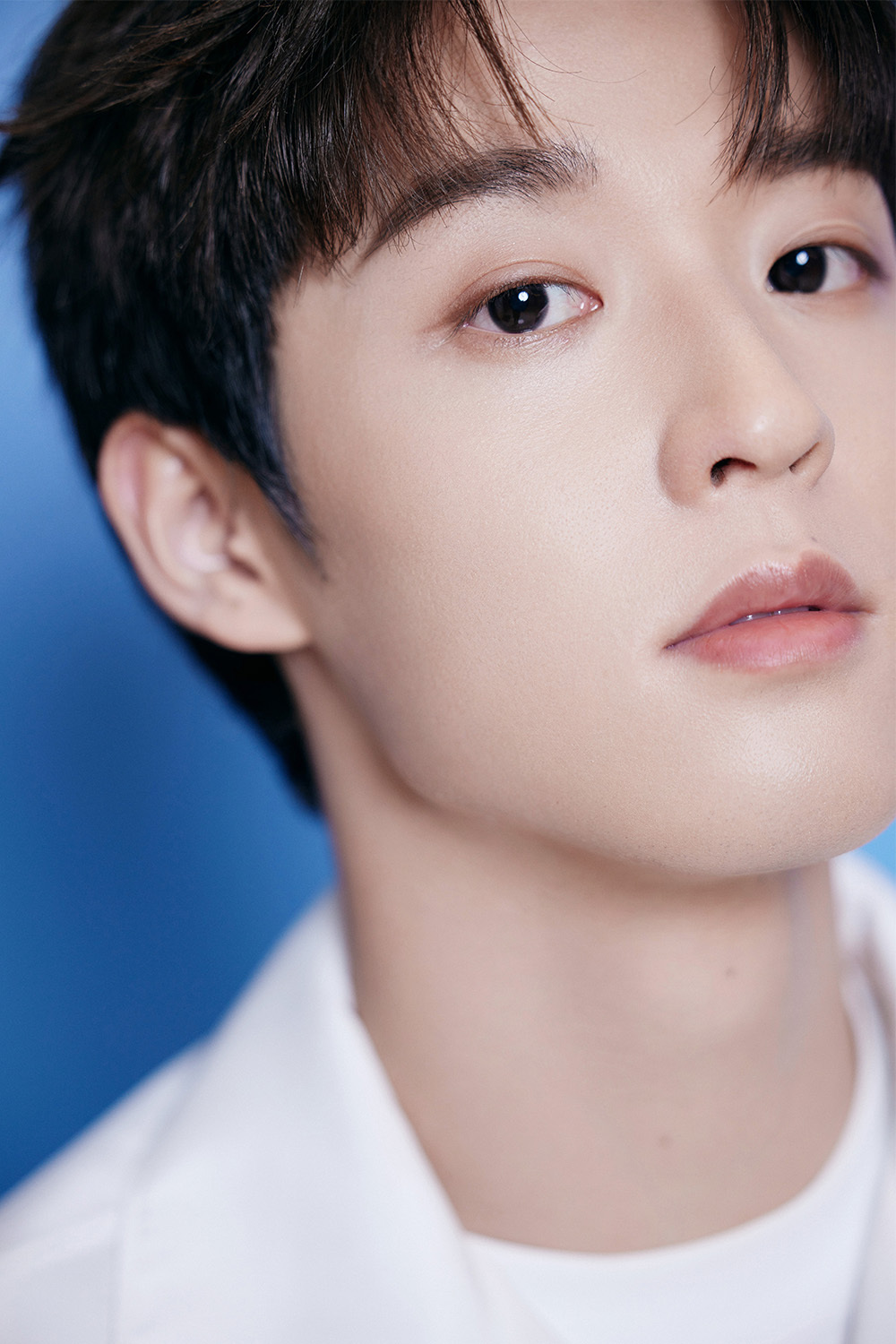 吴宇恒携礼物暖心扫楼 儿童节现场童趣十足