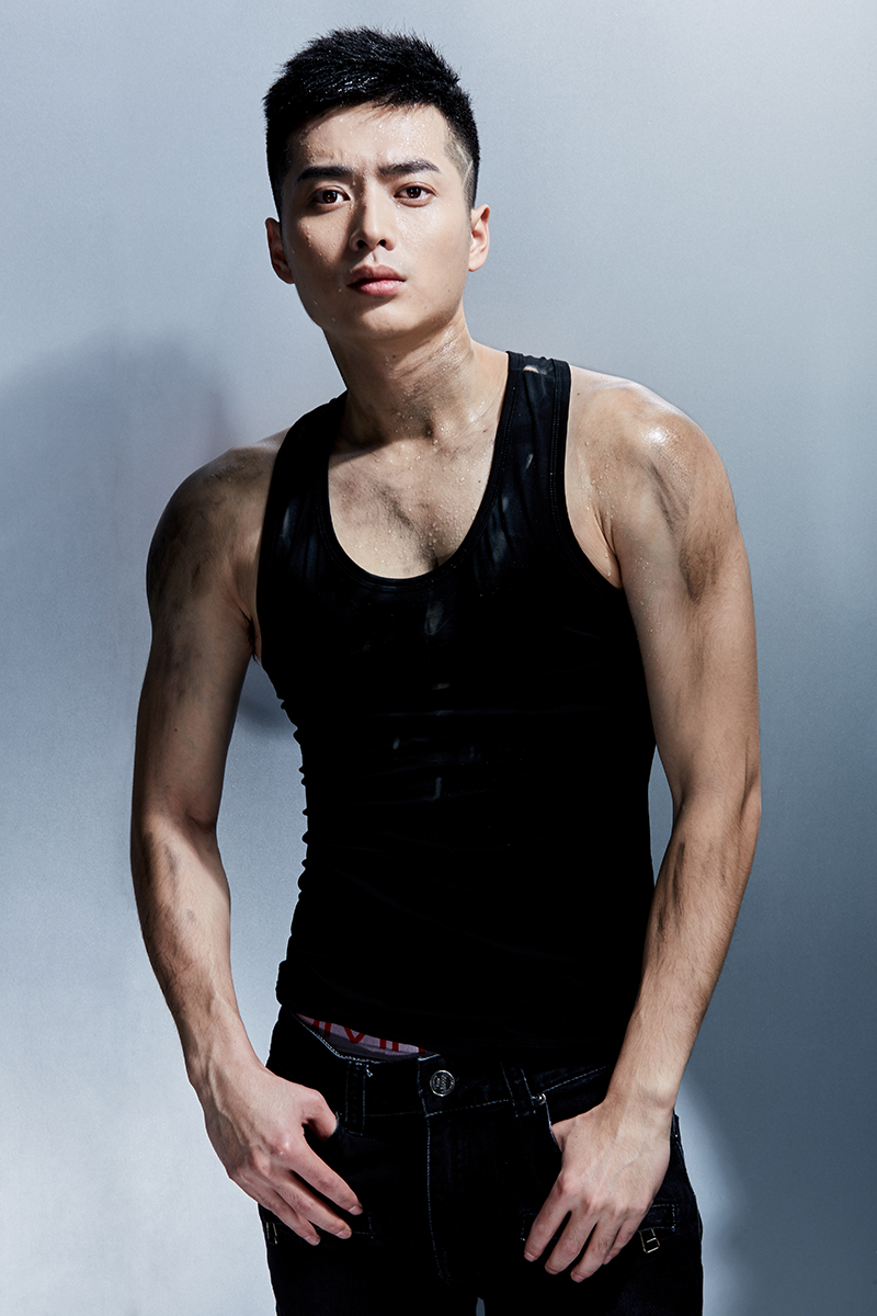 韩承羽曝酷帅写真化身机车boy荷尔蒙爆棚