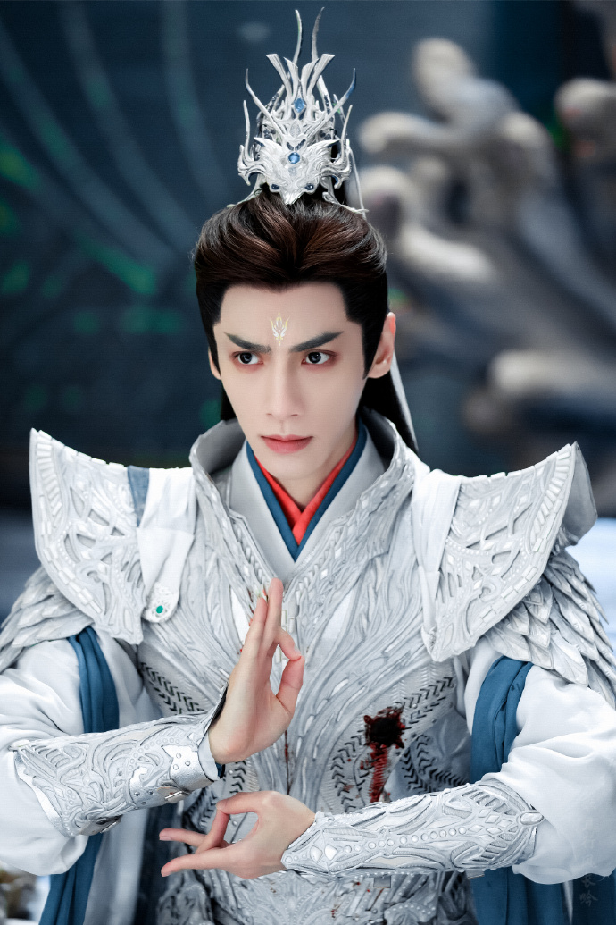 长月烬明#/罗云熙迟来地整点剧照