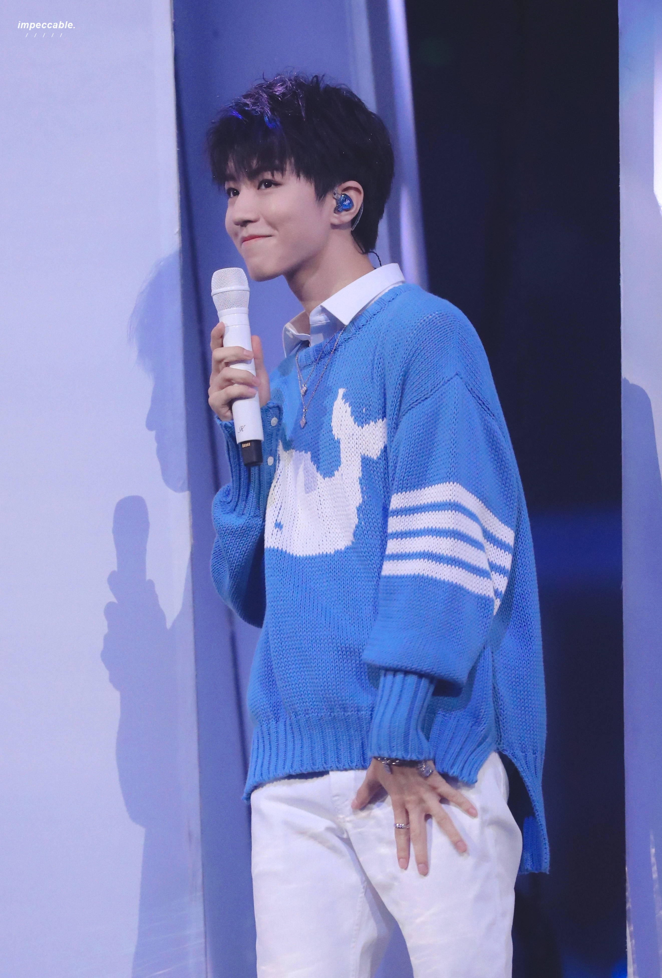 王俊凯亮相湖南卫视2019年跨年演唱会,穿蓝毛衣搭配白裤子好帅气