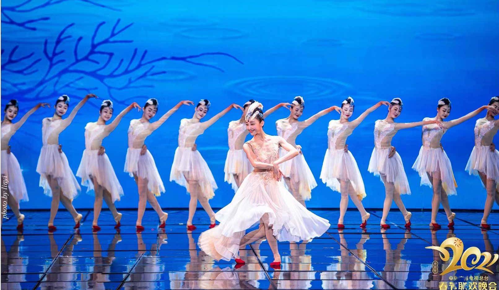 上海歌舞团再度惊艳春晚舞台,"鹮仙"朱洁静向全国人民拜年啦_舞蹈