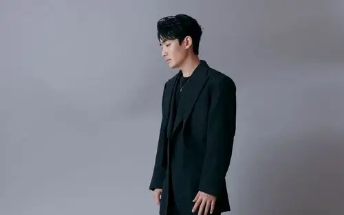 朱一龙帅气撩人写真桌面壁纸