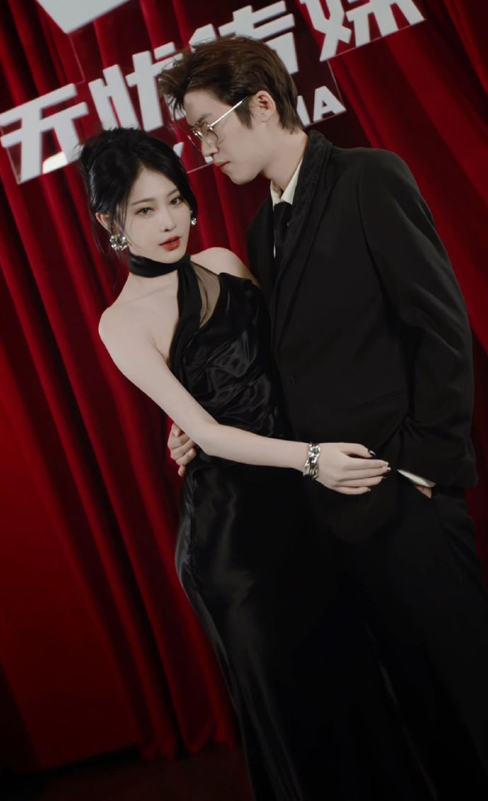 你别说真的别说,拍的还挺有格菜美内味的,美女提着裙摆回眸一笑,帅哥