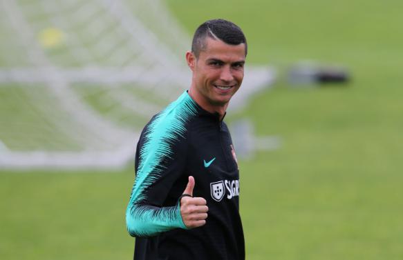 c罗从皇马转会意甲豪门尤文图斯,他经常用发胶梳起一丝不苟的背头