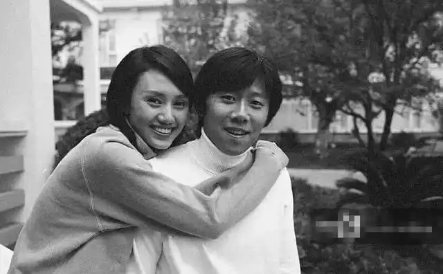 夏雨:结婚不邀请父亲,婚后与母亲明算账,妻子袁泉为他感到心疼