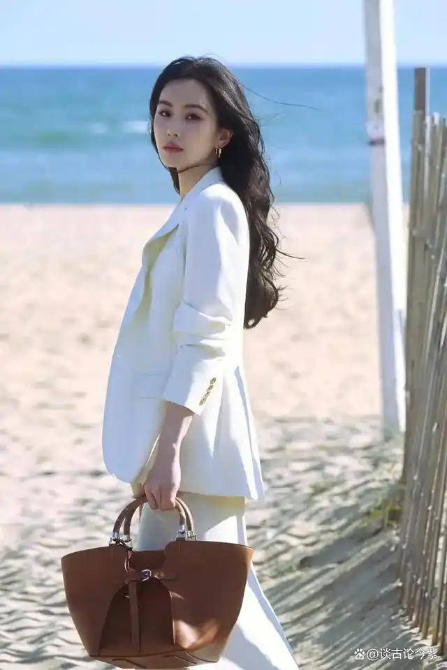 刘诗诗白裙海边写真曝光,被风吹起的长发太仙了