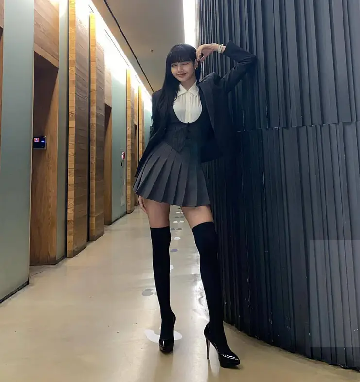 原创lisa挑战过膝袜166穿出170的比例这腿p都不敢这样p